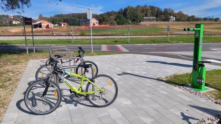 Nasloni za kolesa in servisna popravljalnica.